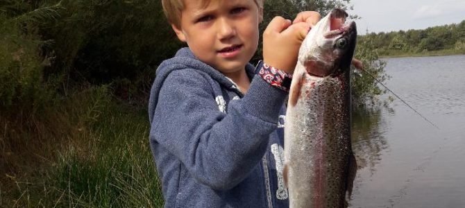 Mjøls Lystfiskeri: Unge August fik en flot ørred på krogen
