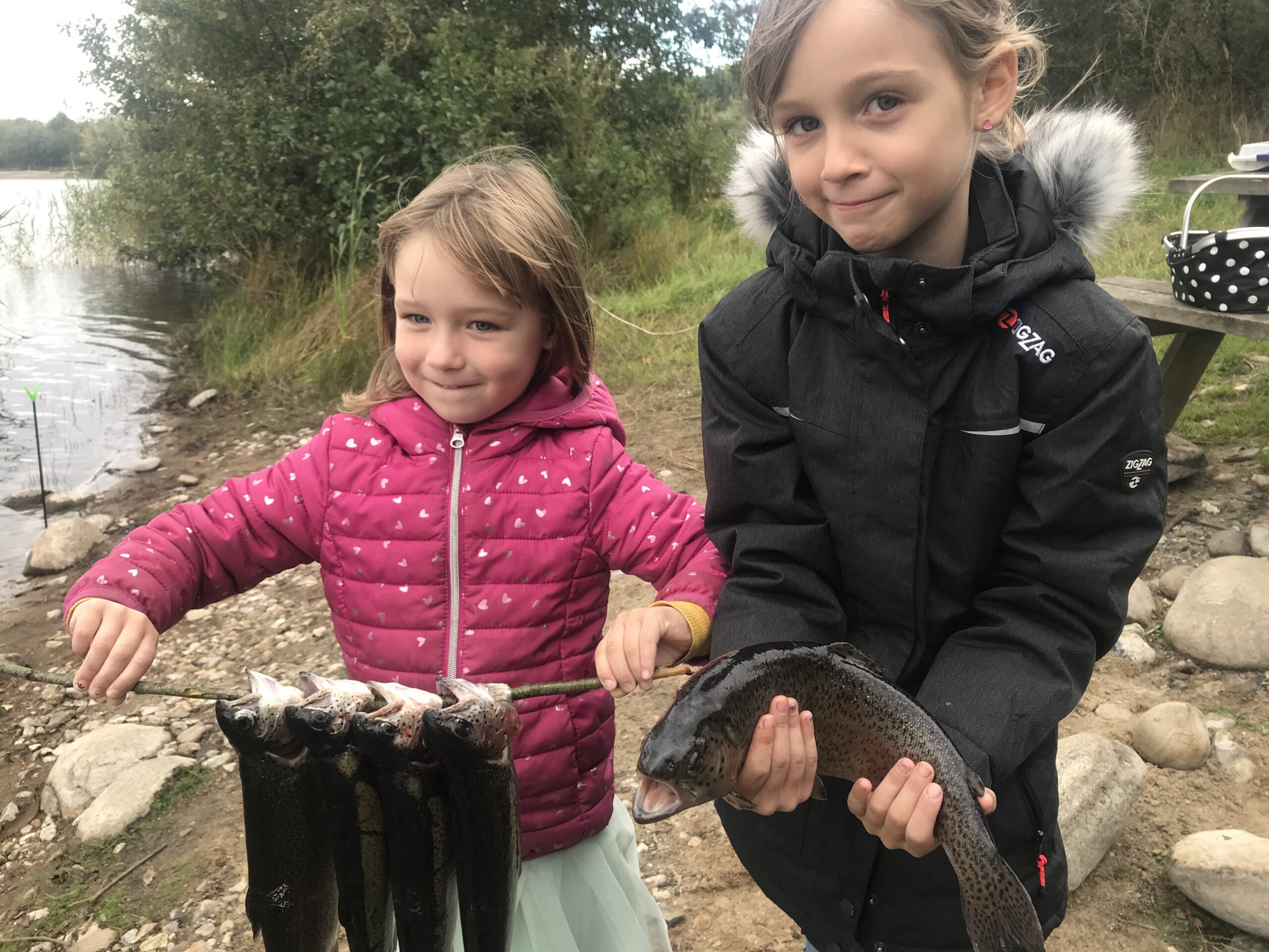Mjøls Lystfiskeri – pigerne fangede aftensmaden Mjøls Lystfiskeri – pigerne fangede aftensmaden
