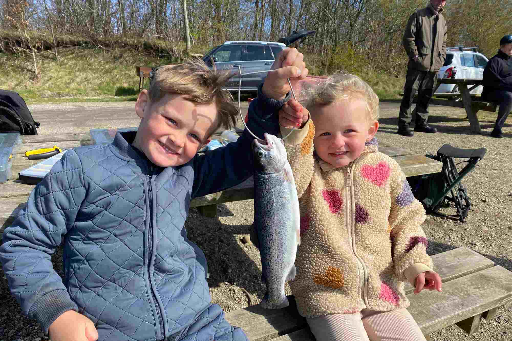 Mjøls Lystfiskeri – unge Andreas og Caroline fik hug på PowerBait